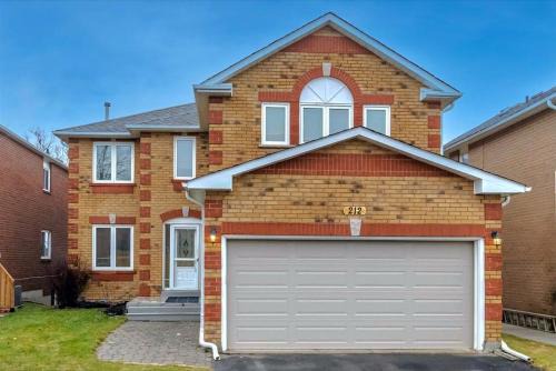 Orangeville Casa | Comfy & Spacious 4BR Family Home with Free Parking, Laundry, BBQ! 10 Min Walk to Headwaters Hospital, 5 Min Drive to Mount Alverno Luxury Resorts, Ideal for Medical, Vacation or Work Stays!