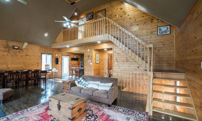 Blue Sea Cabaña | Comfy, Spacious Lakefront Oasis with Sauna and Hot Tub in Beautiful Blue Sea, QC