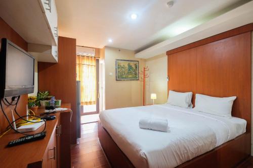 Kebagusan Apartamento | Comfy Studio Room Apartment at Kebagusan City By Travelio