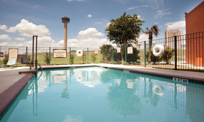 St. Paul Square Condominio | Comfy Studio Suite | Free Breakfast + Outdoor Pool