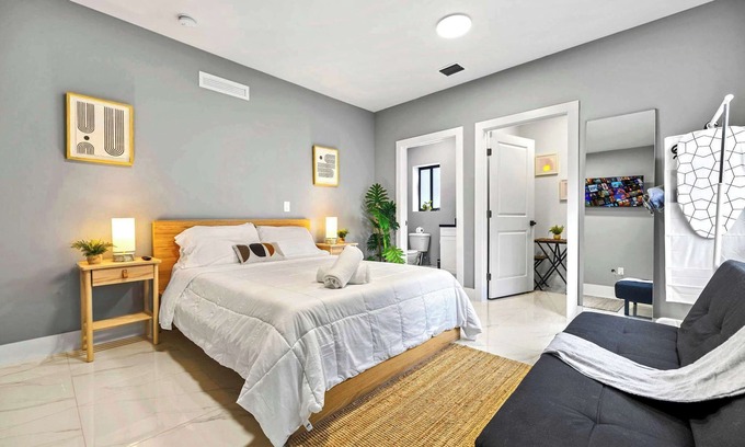 Liberty City Apartamento | Compact & Comfy Studio w Essentials Near Airport