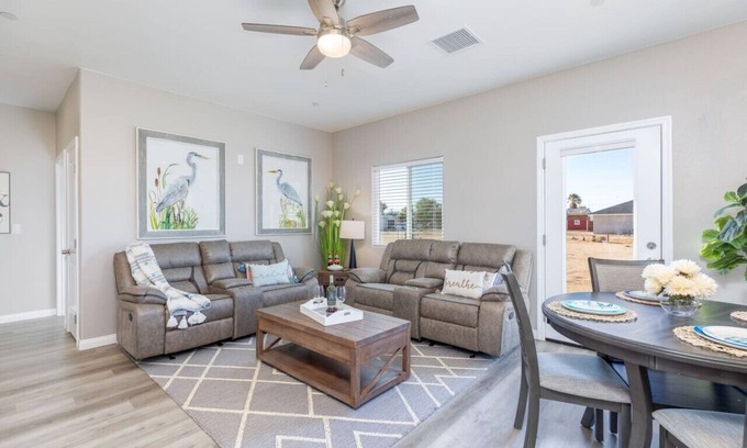 Ridgecrest Casa | Comfy & Stylish- 4 Bathrooms