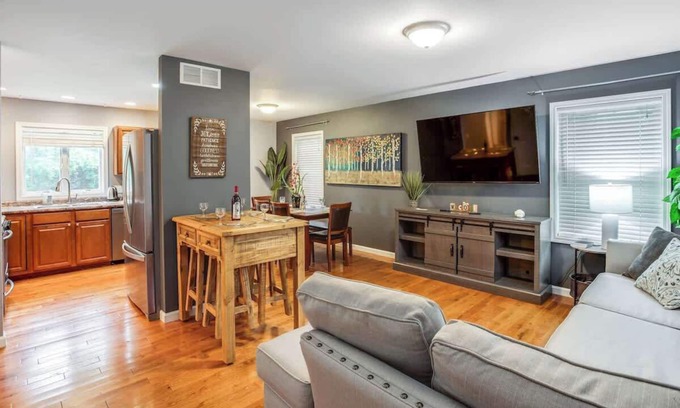 Gates-North Gates Casa | 😎Comfy Suburb Home😎 w/ King Beds by Arpt/Dwnt/UofR
