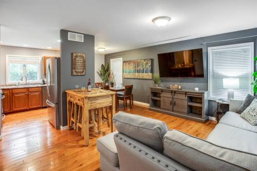 Gates-North Gates Casa | Comfy Suburb Home with King Beds by Arpt Dwnt UofR