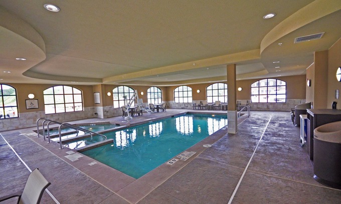 Altoona Condominio | Comfy Suite | Free Breakfast, Free Wi-Fi, Indoor Pool and Hot Tub