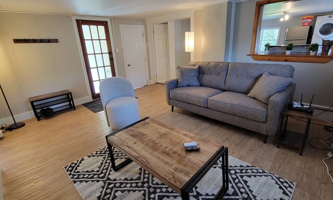 Winooski Apartamento | Comfy, sunny, Wi-fi + coffee Walk to Downtown Winooski