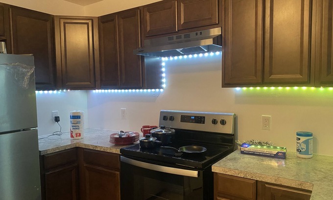 Houston Casa | Comfy Two Bedroom in Townhouse - 9 minutes from Airport and Downtown!