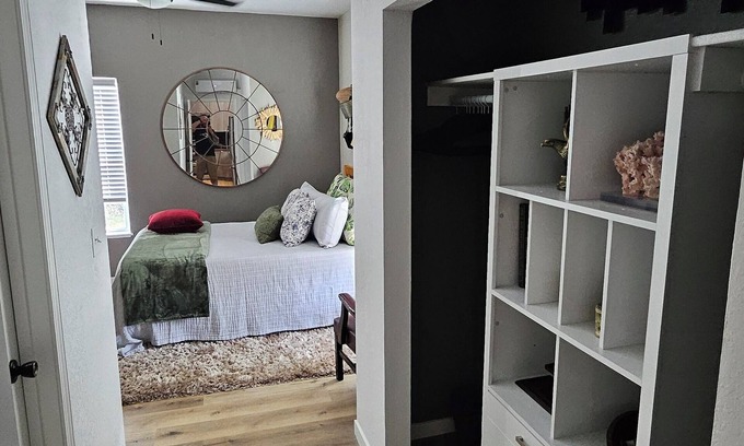Linn Creek Apartamento | Comfy unit centrally located and convienent to nightlife.