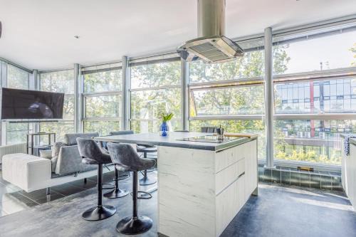San Faustino-Madonnina-Quattroville Apartamento | Comics & Cars - Themed Penthouse in Motor Valley