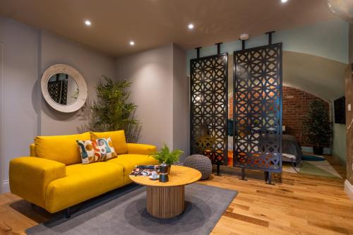 Worcester Apartamento | Commandery Vaults - Luxury Apartment in City Centre with SKY TV