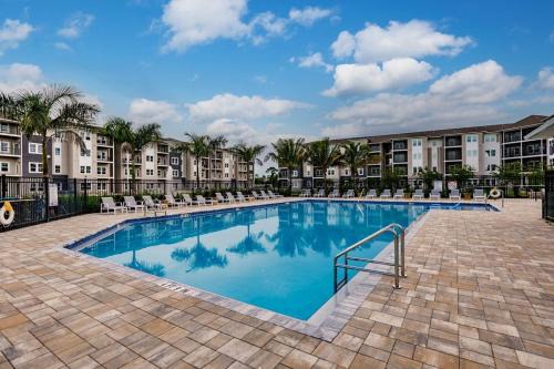 Fort Myers Apartamento | Community oasis with pool & gym access