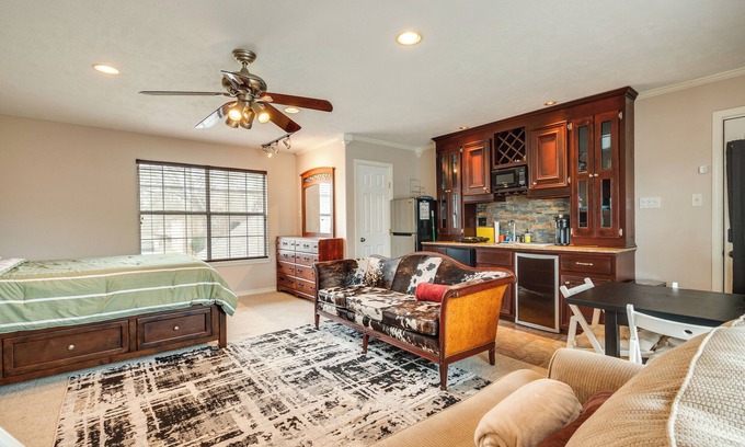 Wimbledon Falls Apartamento | Community Pool Access: Studio in Tomball!