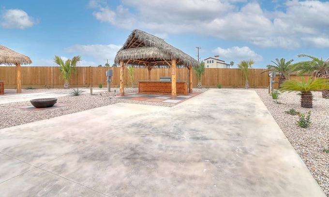 Port Aransas Alquiler De RV | Community Pool, In Town, Dog Park, Fishing, WIFI, Laundry Room, Walking Paths