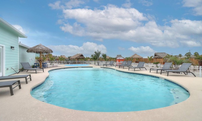 Port Aransas Alquiler De RV | Community Pool, In Town, Dog Park, Fishing, Wifi, Laundry Room, Walking Paths