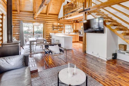 Pine Mountain Club Casa | Community Pool Modern Cabin in Pine Mountain Club