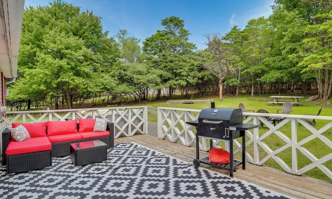 Albrightsville Cabaña | Community Pools & Hot Tub: Albrightsville Cottage!