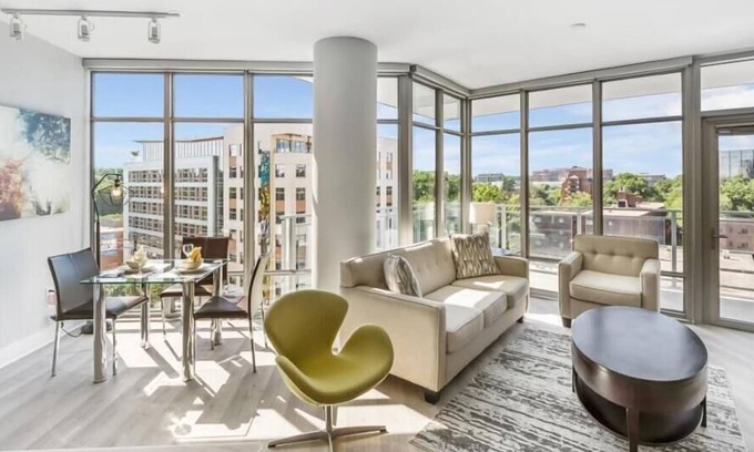 Woodmont Triangle Apartamento | Commuter-friendly | Gym+ Free Wifi | near Bethesda Chevy Chase | by GLS