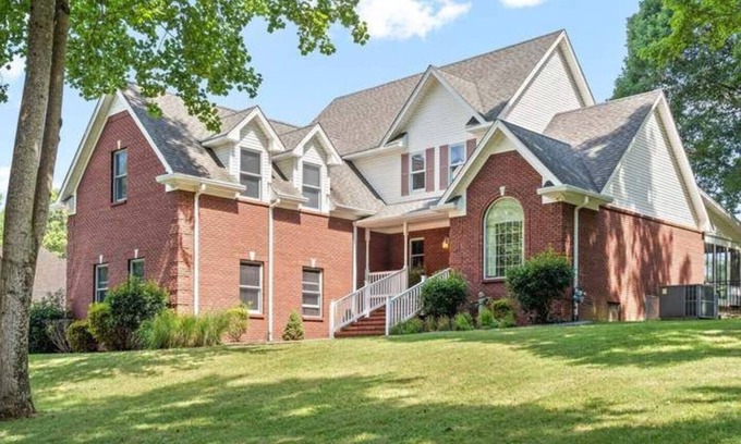 Olmstead Casa | Commuters, Caregivers & Contestants Golf Apartment