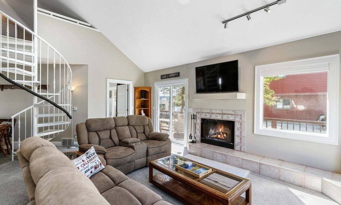 Como Casa | Como Lakeview Loft | Massive Wraparound Deck w/Filtered Lake Views| Firepit | Hot Tub