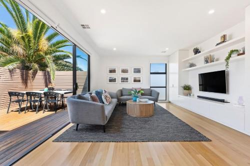 Melbourne Casa | Como Villa - Family Retreat Close to Beach & Shops