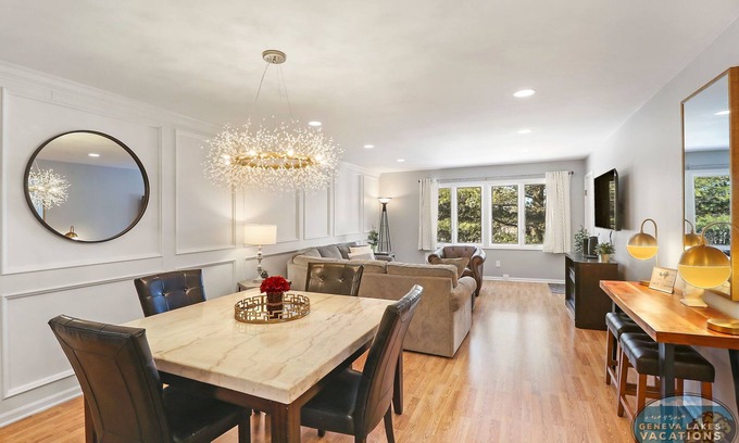 Lake Geneva Condominio | Comotose by the Lake- Beautiful condo with pool- Easy walk to lake!