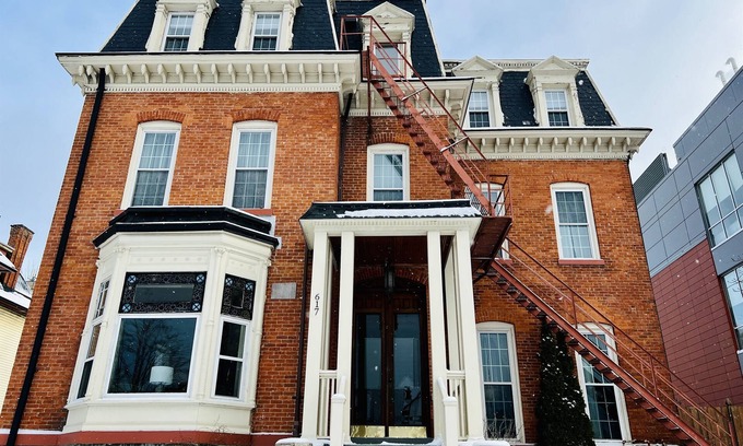 Front Park Apartamento | Compact 3rd Floor Apt w/Lake Views