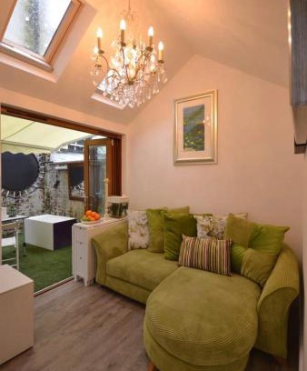Kingsbridge Apartamento | Compact, central apartment, dog friendly.