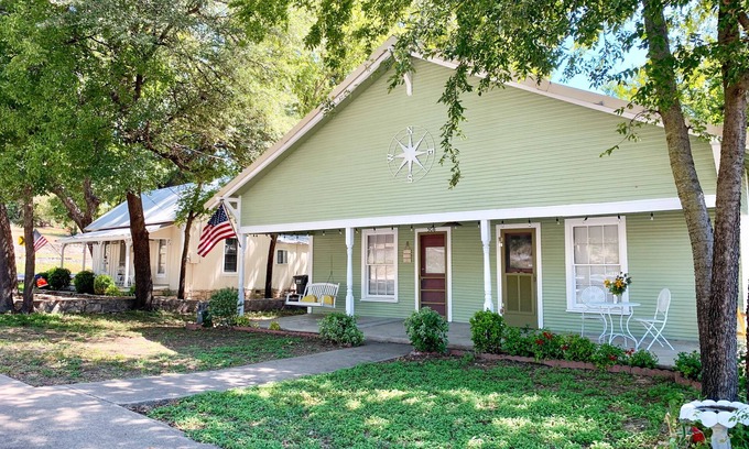 Glen Rose Cabaña | Compass Cottage in Historic Glen Rose