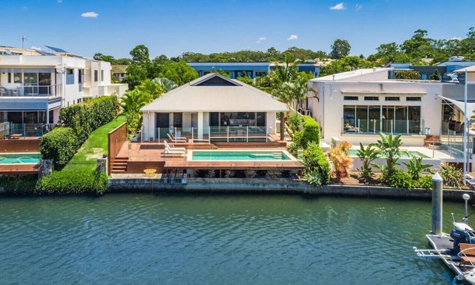 Biggera Waters Casa | Compass Drive · 'Little Egypt' - Family Friendly Waterfront & Pool