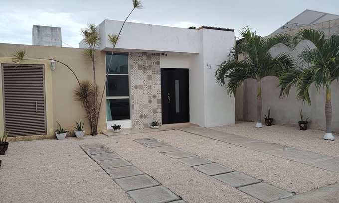 Merida Municipality Casa | Casa completa "Azucenas" Wifi, A/C, Netflix, Alberca, Seguridad 24 hrs.