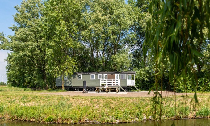 Middelharnis Casa | Completely new Pipowagen on grounds of monumental farmhouse overlooking pond.