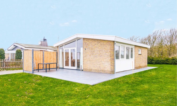 Julianadorp aan zee Casa | Completely renovated and refurbished! Discover vacation home Zonnig Zuid in Julianadorp aan Zee, with sunny garden, new kitchen and luxurious bedroom, perfectly located near beach and center.