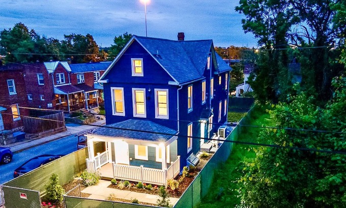 Downtown Baltimore Casa | Completely remodeled 4 bedrooms 2-5 baths with parking