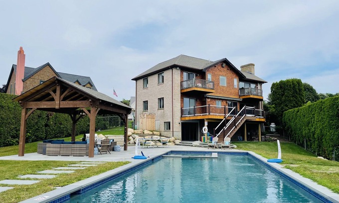 Easton's Point Casa | Completely Remodeled, Private salt water pool and SPA, walk to 1st and 2nd beach