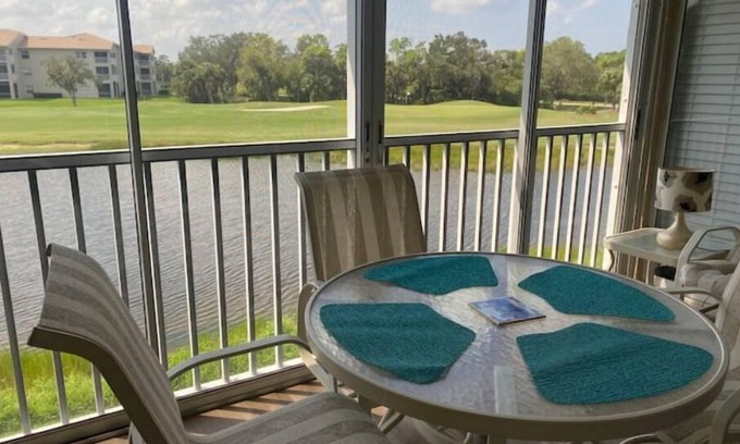 Palmer Ranch Condominio | Completely Renovated 2 BR + Den condo @ Stoneybrook CC