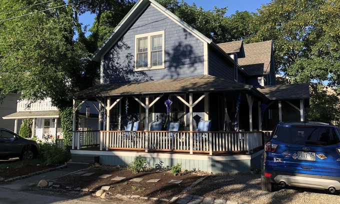 Oak Bluffs Cabaña | Cabaña recientemente renovada, con aire acondicionado, cerca de la playa y del pueblo perros ok