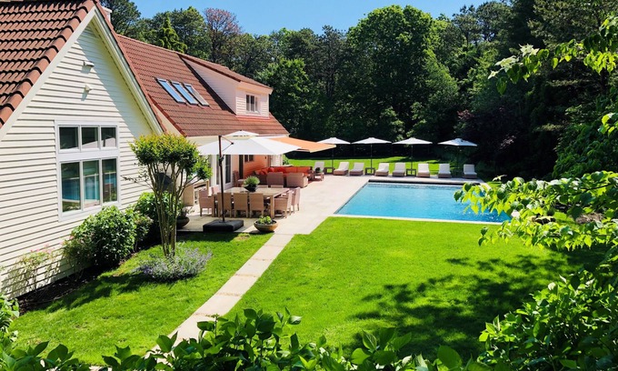 Wainscott Woods Casa | Hamptons Home, completamente renovado por dentro y por fuera, cerca de la playa y la ciudad
