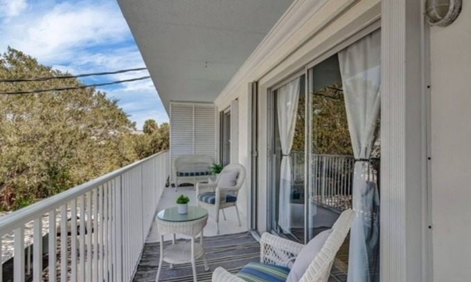 Central Beach Condominio | Completely updated condo in perfect location 2 blocks to beach and Ocean Drive