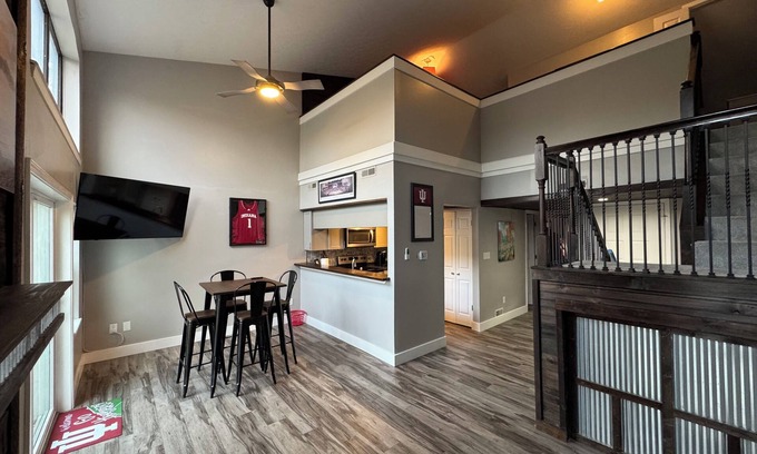 Avoca Condominio | Completely updated Monroe Lake Condo with private loft, steps to pool and tennis