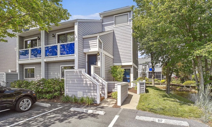 Fenwick Island Condominio | ¡ACTIVIDADES GRATIS INCLUIDAS! Esta unidad de 3 dormitorios, 2 baños, a nivel del suelo, se encuentra a pasos de la piscina y la cancha de tenis.