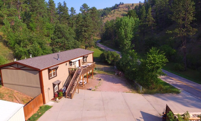Rapid City Casa | Complimentary bicycles, fire pit, WIFI and home for wildlife!