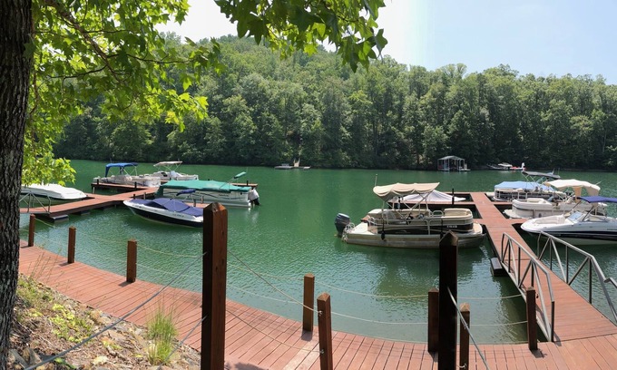 Sunset Casa | Espacioso retiro arbolado a pasos del lago Keowee. Cerca de Clemson!
