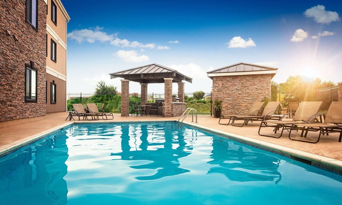 Fort Worth Condominio | Desayuno de cortesía + Wi-Fi gratis + Piscina al aire libre | ¡Suite a solo 30 minutos de Six Flags!