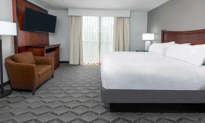 Park Central Hotel | Complimentary Breakfast Available! Near Downtown Dallas and Dallas Love Field!