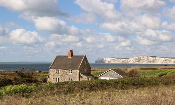 Newport Cabaña | COMPTON GRANGE, pet friendly, character holiday cottage in Freshwater
