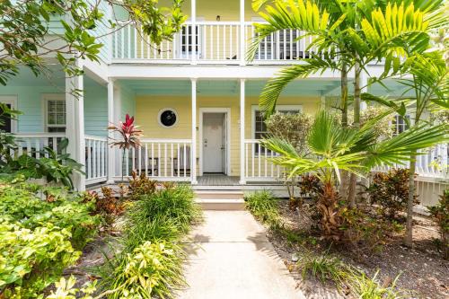 Truman Annex Casa | Conch Adventure by AvantStay Great Location w Patio Outdoor Dining and Shared Pool Week Long Stays