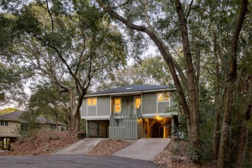 Twin Oaks Casa | Conch Cottage by AvantStay Walk to Beach Deck Fireplace Outdoor Dining