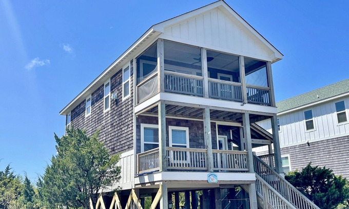Ocracoke Casa | Conched Out: Cerca de las playas de Ocracoke, porche cubierto, vistas desde la terraza