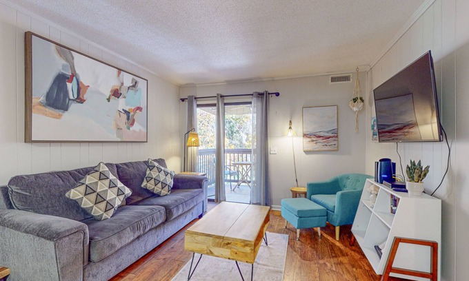 North Forest Beach Condominio | Condo 1 block from Coligny Plaza with on-site pool, balcony, & W/D