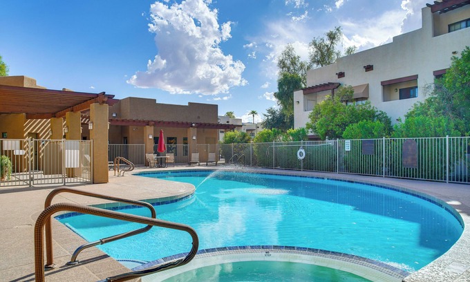 South Mountain Condominio | Condo 1 Mi to South Mountain Park! Unwind Poolside